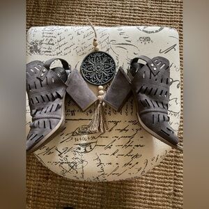 Grey open toed sandal with buckle back strap. Sz 10